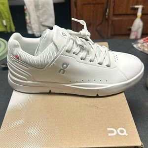 On cloud the Rodger advantage size 8 men. New in box